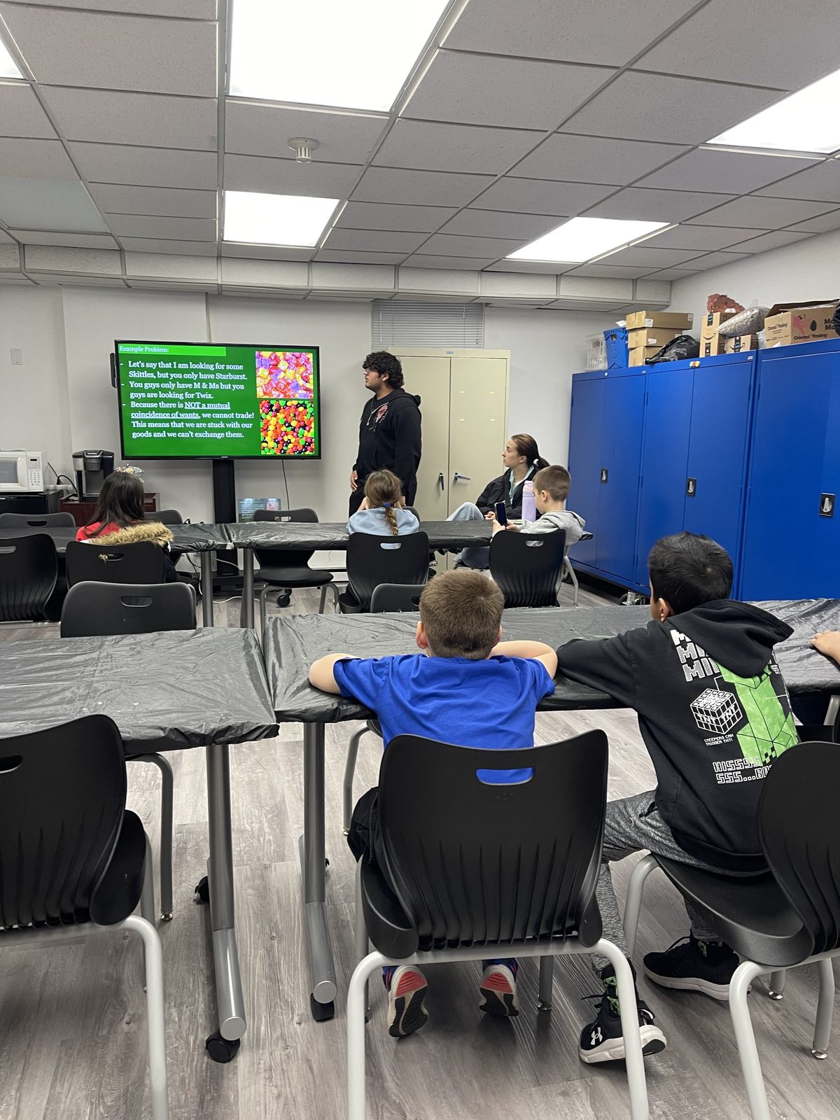 Girick teaching students at Kenilworth Library